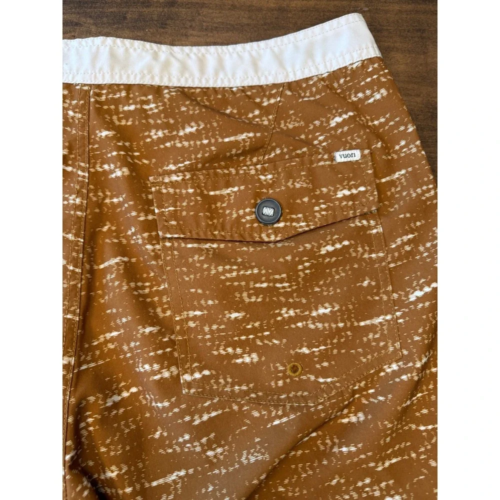Vuori Cruise Board Shorts Mens 36 Brown White Dash Print Scalloped Swim Trunks